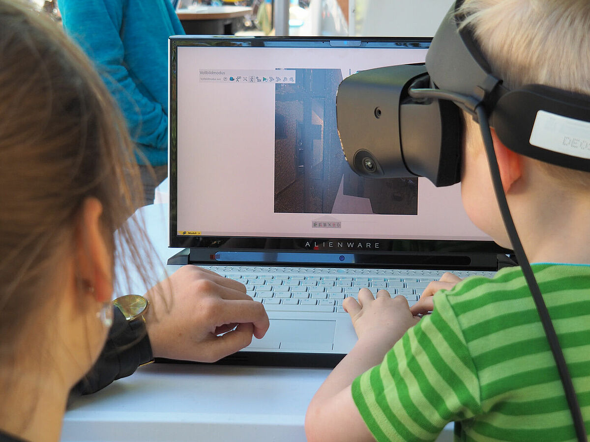 Junge am Sommertour-Stand mit VR-Brille