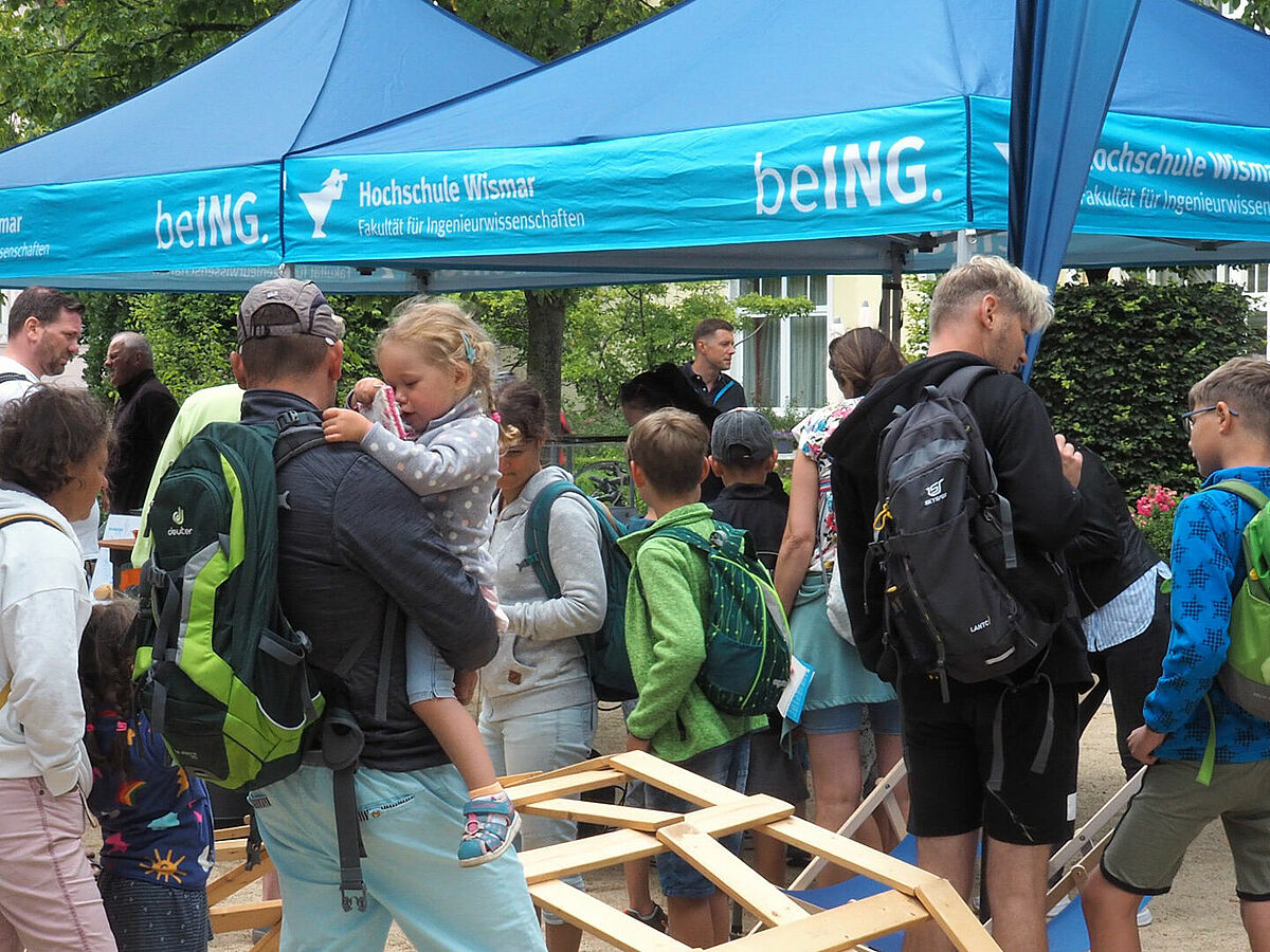 Besucher_innen am Sommertour-Infostand