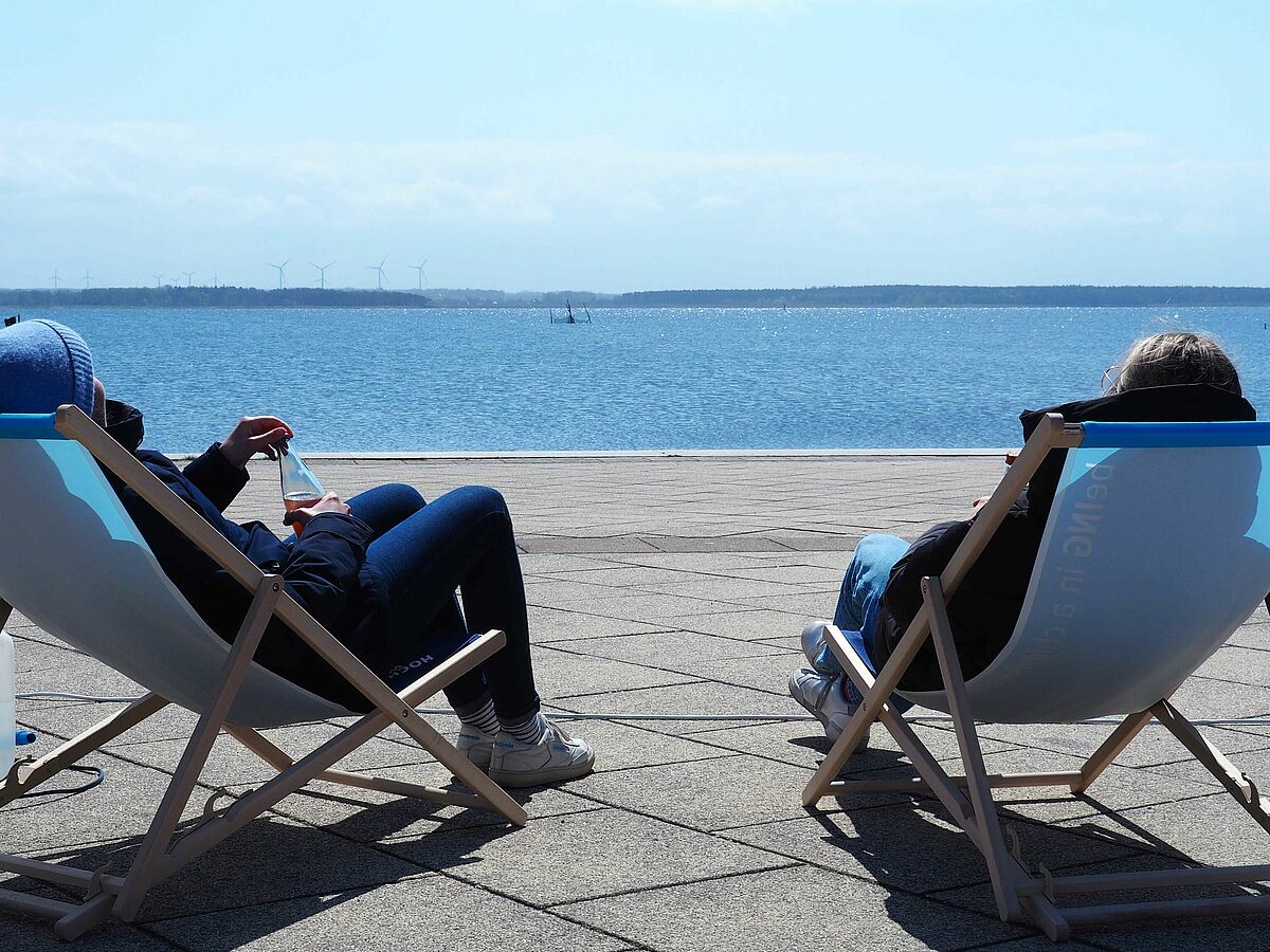 Studierende machen Pause im Liegestuhl